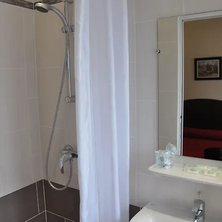 Hotel Grand De Turin 3*